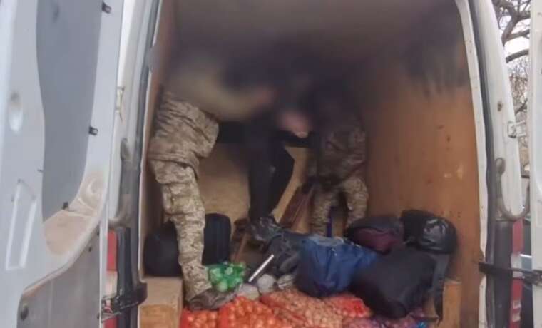 8 уклонистов нашли за скрытой стеной в автобусе с овощами, - ГПСУ