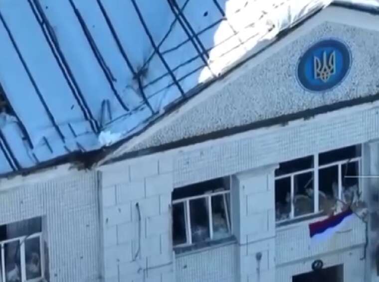 Окупанти підняли російський прапор над будівлею Курахівської міськради, - росЗМІ