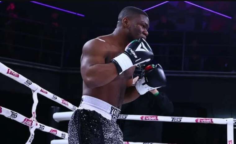 Боксував у шкарпетках "ЗСУ": нігерійський боксер Іґвеґбе пожертвував частину гонорару українській армії