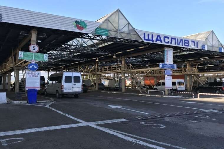 Прикордонники на кордоні з Польщею виявили наркотики та арбалети в іноземця