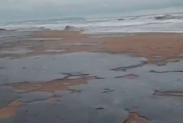 Мазут із затонулих танкерів забруднив пляжі Краснодарського краю