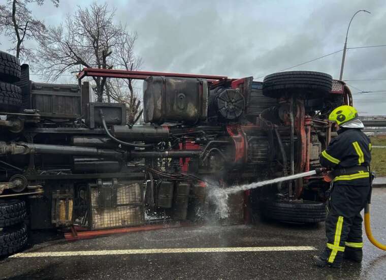 У Києві перекинулась вантажівка: є постраждала