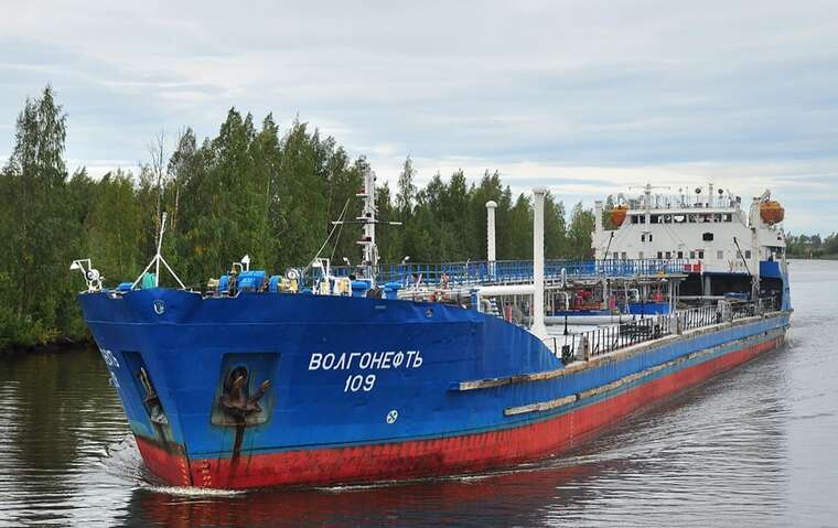 Еще один российский танкер подал сигнал бедствия