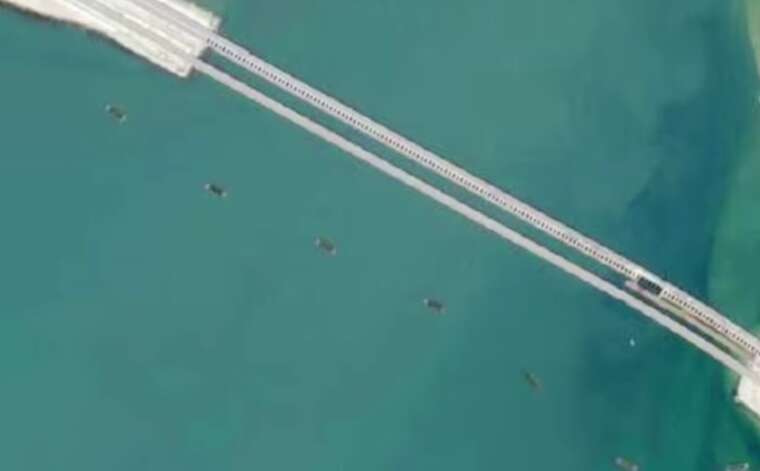 Біля Кримського мосту залишилося 11 барж з боновими загородженнями