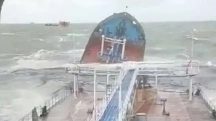 Аварії російських танкерів: у Чорному морі дрейфує пляма мазуту