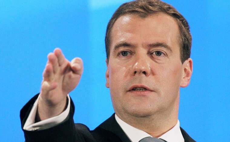 Медведев рассердился из-за "почетного звания", которое Зеленский присвоил Путину