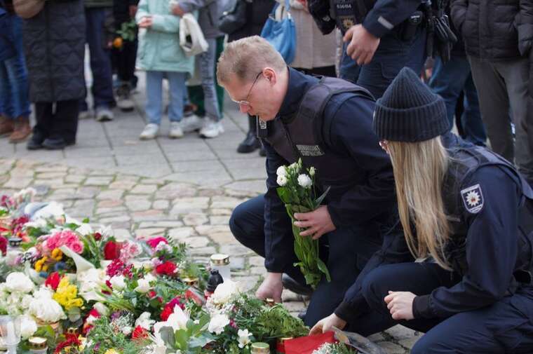 Жителі Німеччини покладають квіти до місця теракту в Магдебурзі