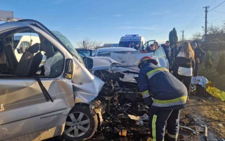Аварія на Прикарпатті: госпіталізовано 13 осіб, серед них дитина