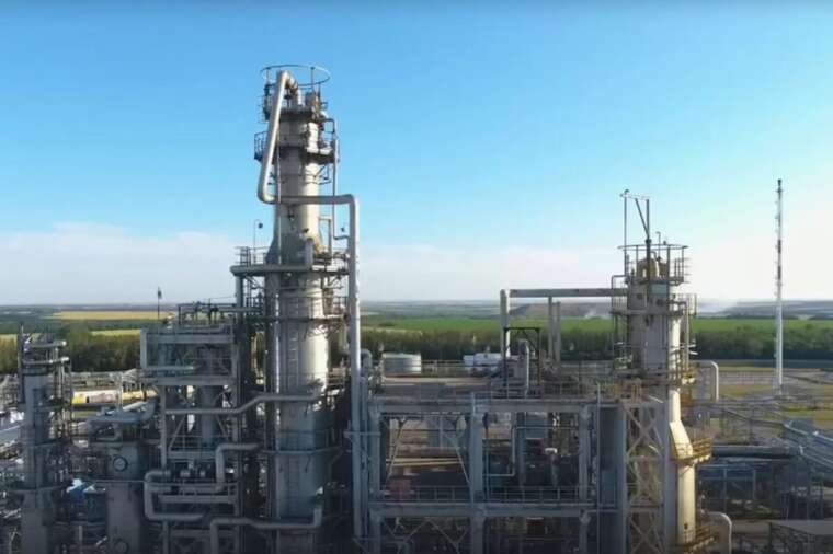 Опубліковано супутникові знімки наслідків атаки на Новошахтинський НПЗ в РФ