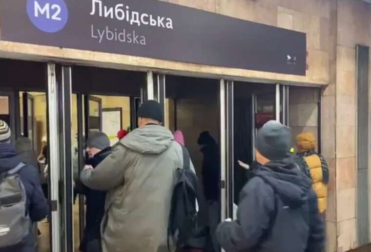 У Києві на станції метро "Либідська" ескалатор "зажував" ногу дитини