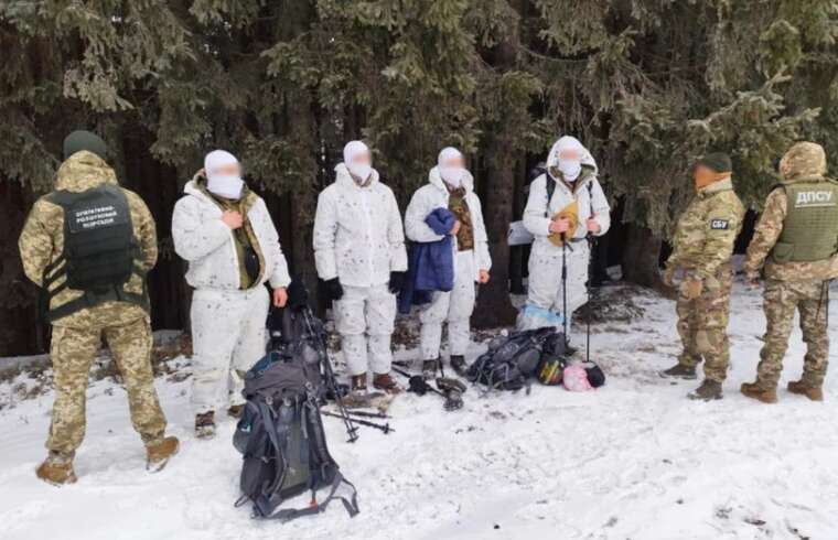 Border guards detained four men in the mountains who were heading to Romania