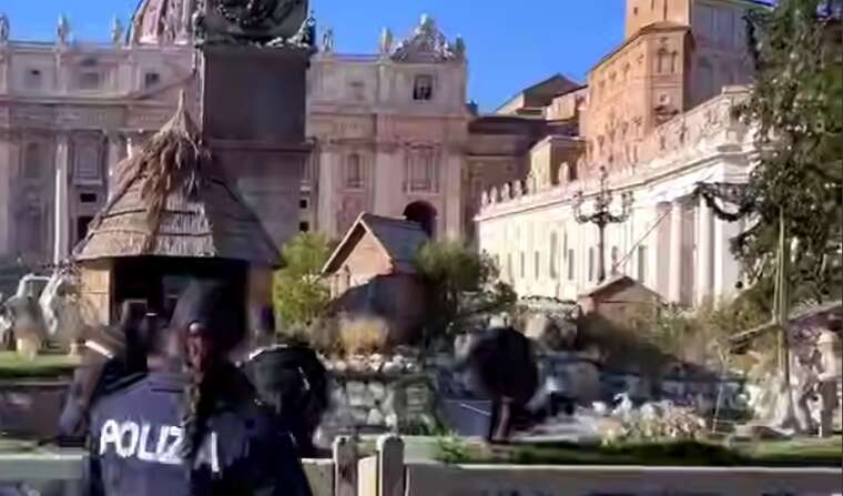 У Femen спробували вкрасти фігурку Ісуса у Ватикані