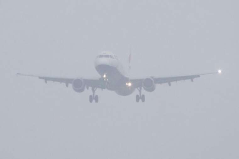 В Великобритании из-за густого тумана отменяются и задерживаются авиарейсы