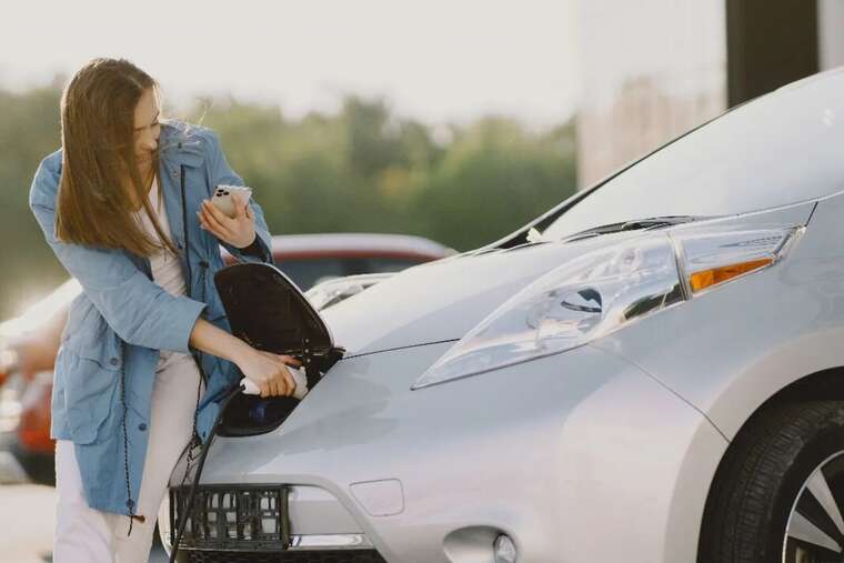 FT: У наступному році електромобілі можуть вперше обійти за продажами машини з двигунами