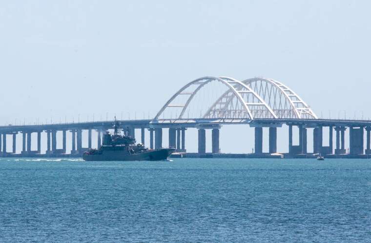 У Керченського моста появились новые баржи