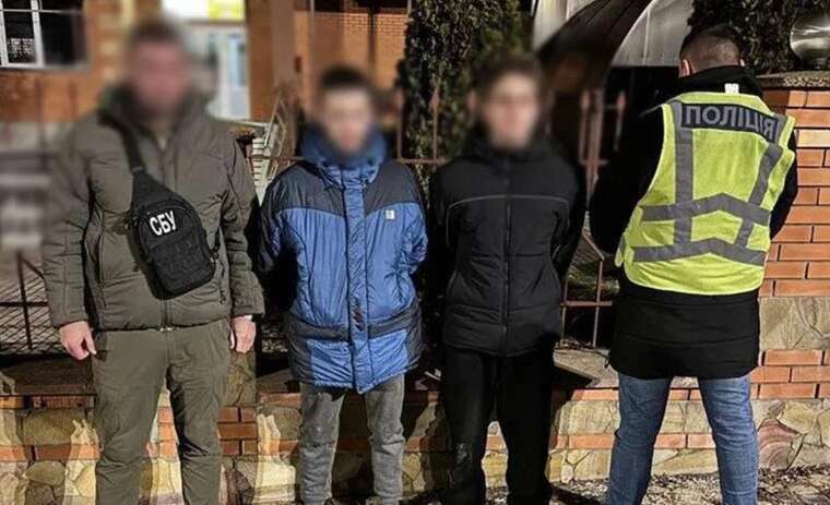 В Киеве задержали двух преступников, которые по заказу поджигали автомобили военных