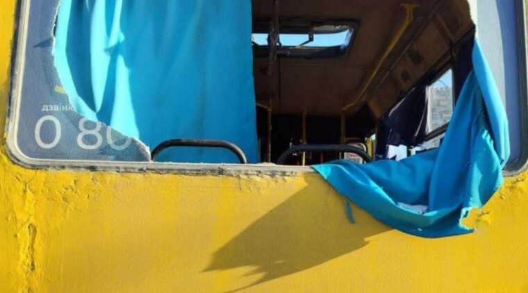 У Херсоні окупанти атакували з дрона маршрутний автобус: поранено водія