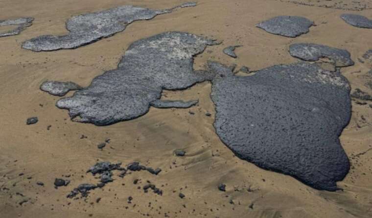 На пляжах Анапи після шторму стало більше мазуту