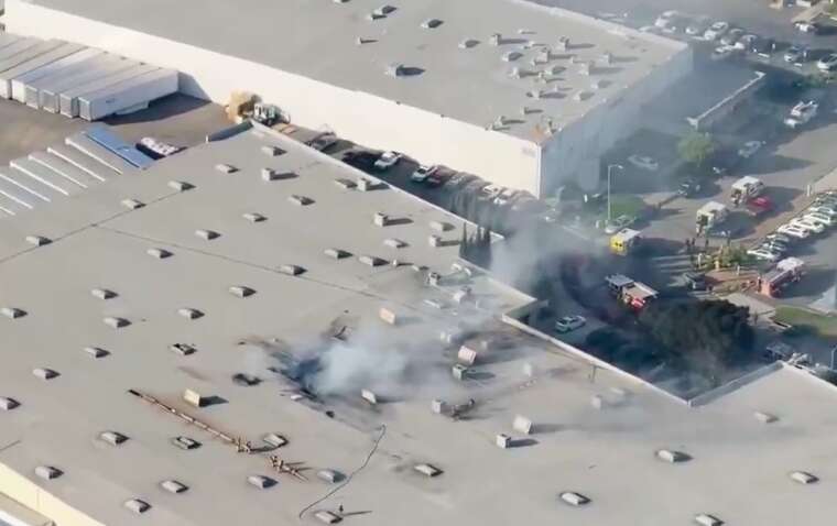 У Каліфорнії невеликий літак упав на будівлю: двоє загиблих та багато постраждалих