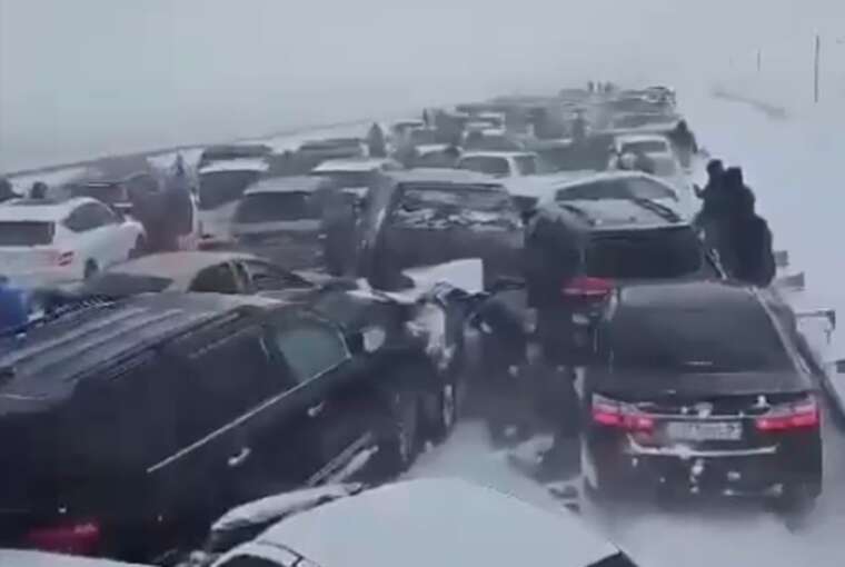 На трасі в Казахстані майже 100 машин зіткнулися через негоду