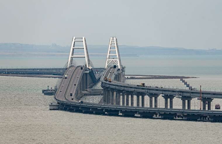 Окупанти біля Керченського мосту втратили майже половину загороджень із барж
