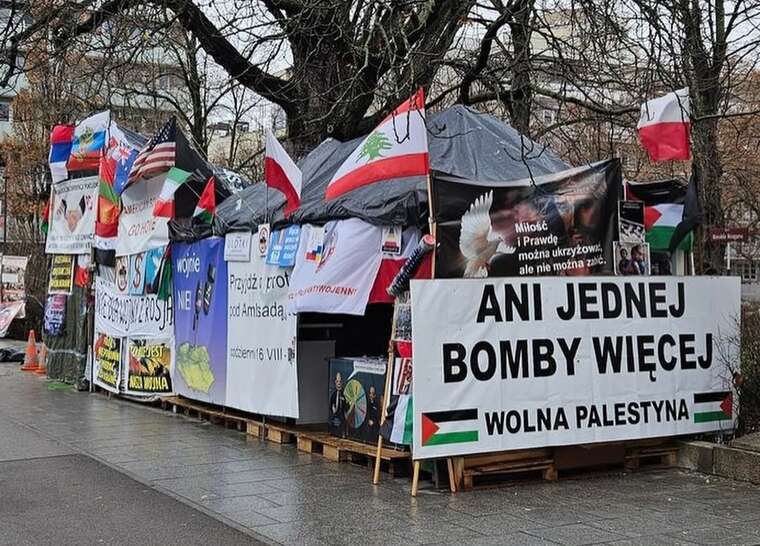 У центрі Варшави ніяк не можуть прибрати проросійську інсталяцію