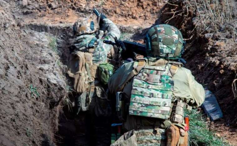 Two Ukrainian paratroopers captured 14 invaders