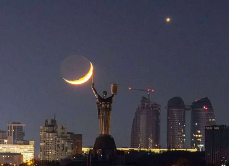 В столице в небе зафиксировано космическое явление "поцелуй Венеры и Луны"