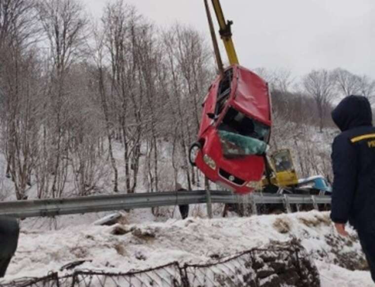 У Закарпатті легковик злетів із траси прямо в річку: загинула пасажирка