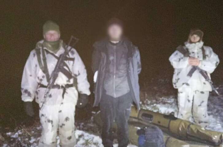 The border guards detained a man who was trying to cross the Tysa River on an inflatable boat