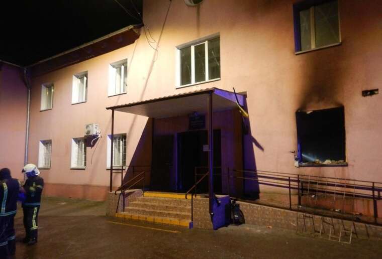 В Николаеве 18-летний парень поджег районный суд "по заказу"