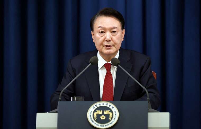 У Південній Кореї президент забарикадувався на віллі, щоб уникнути арешту