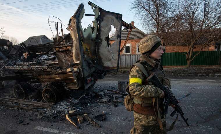 Українські військові опублікували відео успішного "полювання" на Курщині на військову техніку росіян