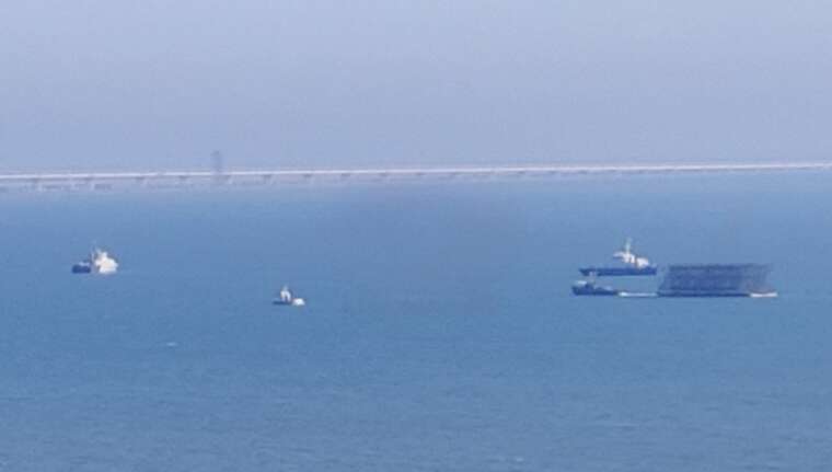 У Керченській протоці росіяни затоплюють перешкоди типу «Їжак»