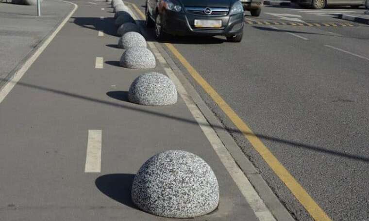 В Києві водія, який заїхав на тротуар, наздогнала миттєва карма: застряг на антипаркувальній півсфері