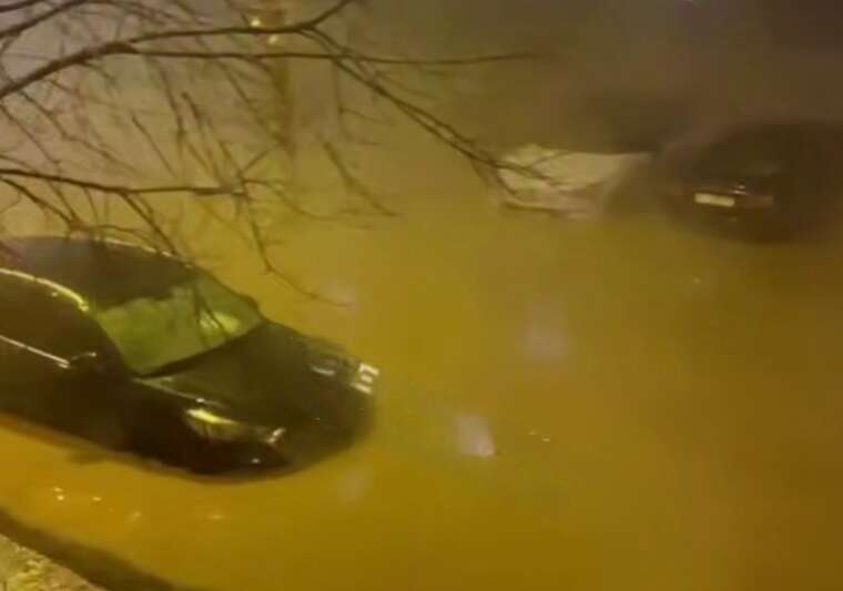 У Києві прорвало труби з гарячою водою: затоплені вулиці й автомобілі