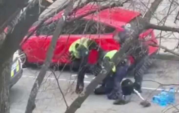 У Києві правоохоронці повалили на землю ветерана війни з протезом ноги, — соцмережі
