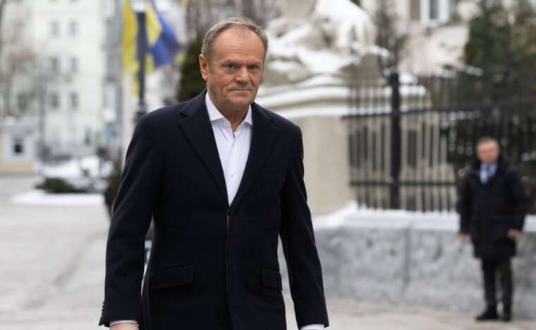 Туск: Украина выдала первые разрешения на эксгумацию останков жертв Волынской трагедии