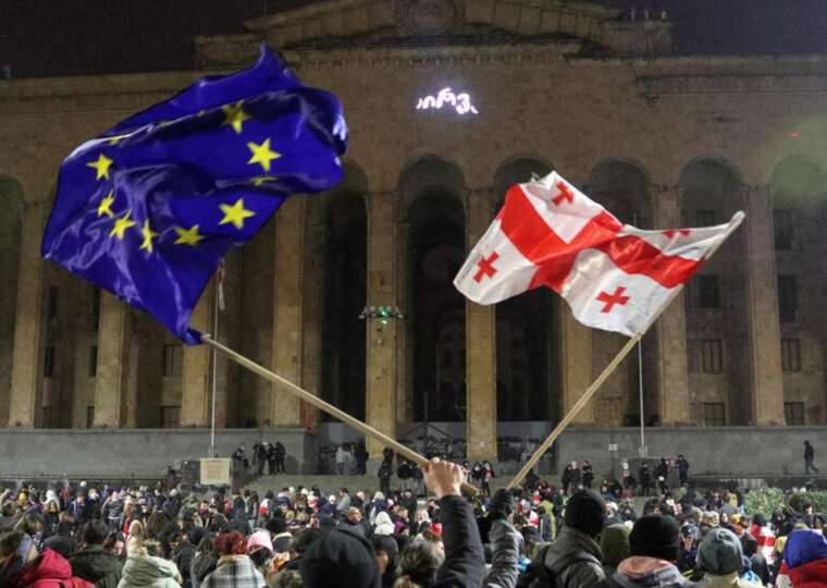 У грузинському Батумі під час проєвропейських протестів було затримано близько 10 осіб