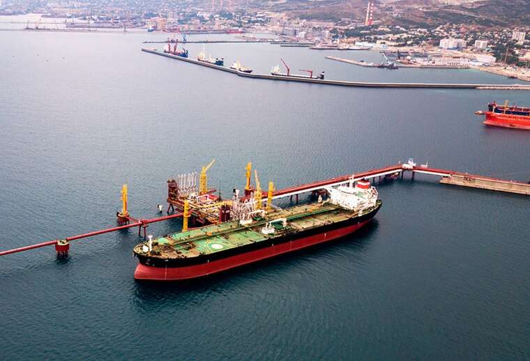 Bloomberg: Підсанкційні танкери з російською нафтою застрягли біля берегів Китаю