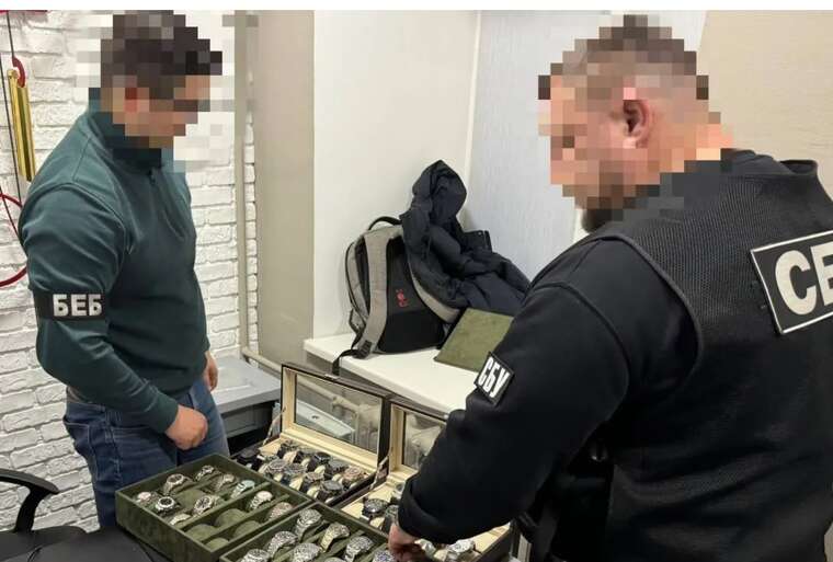 Law enforcement officers have exposed a large-scale smuggling channel of "jewelry" and Swiss watches
