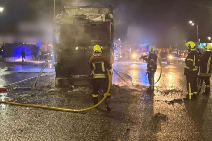 На Кільцевій дорозі у Києві спалахнула вантажівка