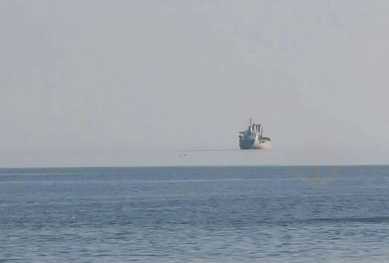 В Одесі помітили незвичайне явище: кораблі парять над морем