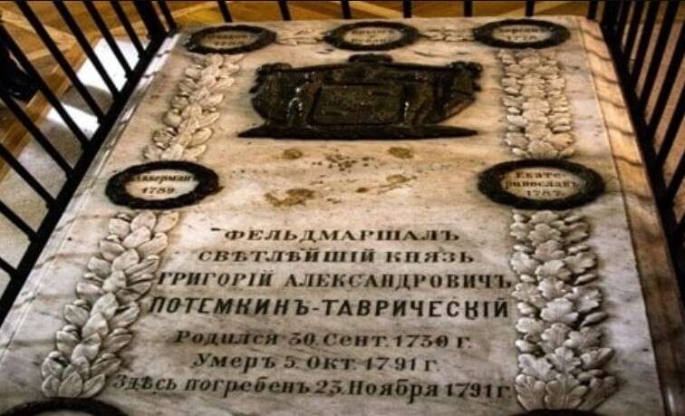 Херсонский блогер-коллаборант "Быдло" вместе с оккупантами похитил прах Потемкина