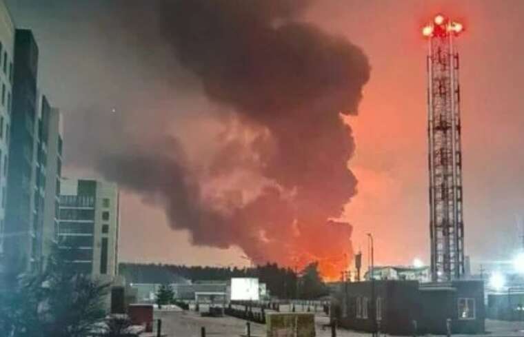 У російському Енгельсі вже четверту добу горить нафтобаза після чергової атаки БпЛА