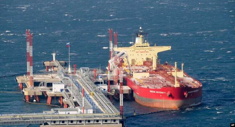 Китай продовжує приймати танкери з російською нафтою під санкціями