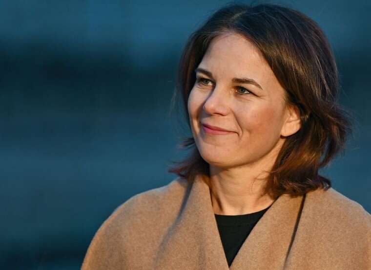 Анналена Бербок прокоментувала фото, де вона нібито "тікає" від Шольца