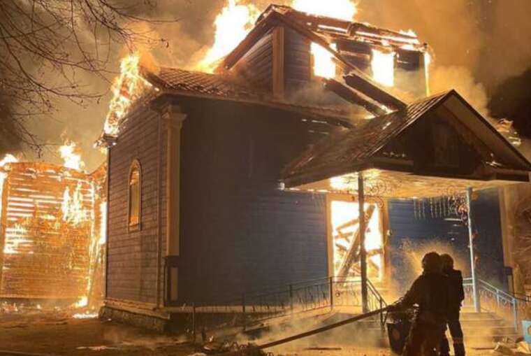 В Ровенской области полностью сгорела старинная деревянная церковь