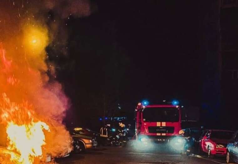 Масштабна пожежа в Прилуках: вогонь пошкодив три автомобілі