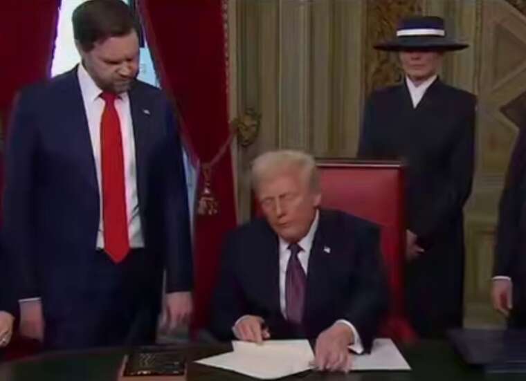 После инаугурации Трамп в Белом доме подписал свои первые указы